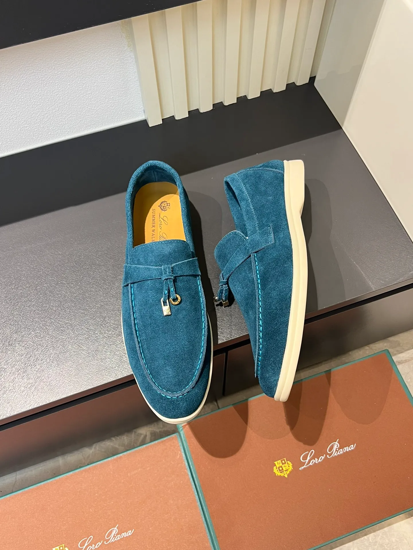 Men's shoes 💰p360 "Loro men's shoes 💰pian'*" Classic L men's shoes for couples 💰p Top version British flat loafers, a must-have item in old money style, the minimalist design is eye-catching and durable, a plus point for dressing The soft foot feel and texture are outstanding. They don’t scratch your feet and are very nice. They are matched with soft and waxy soles. They can be worn daily for a long time without getting tired. They are easy to wear, versatile and classic items, with perfect foot feel and texture! Imported cashmere fabric, the lining is made of imported A-grade water-dyed cow lining, the top version of the genuine leather midsole is sewn with pure handmade mark thread! Size: Female 35-40 (34. Customized) Male 38-44 (45.46. Customized)